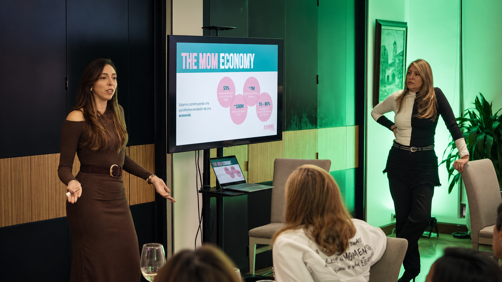 Presentación de The Mom Economy en un evento de MOMarketing con empresas