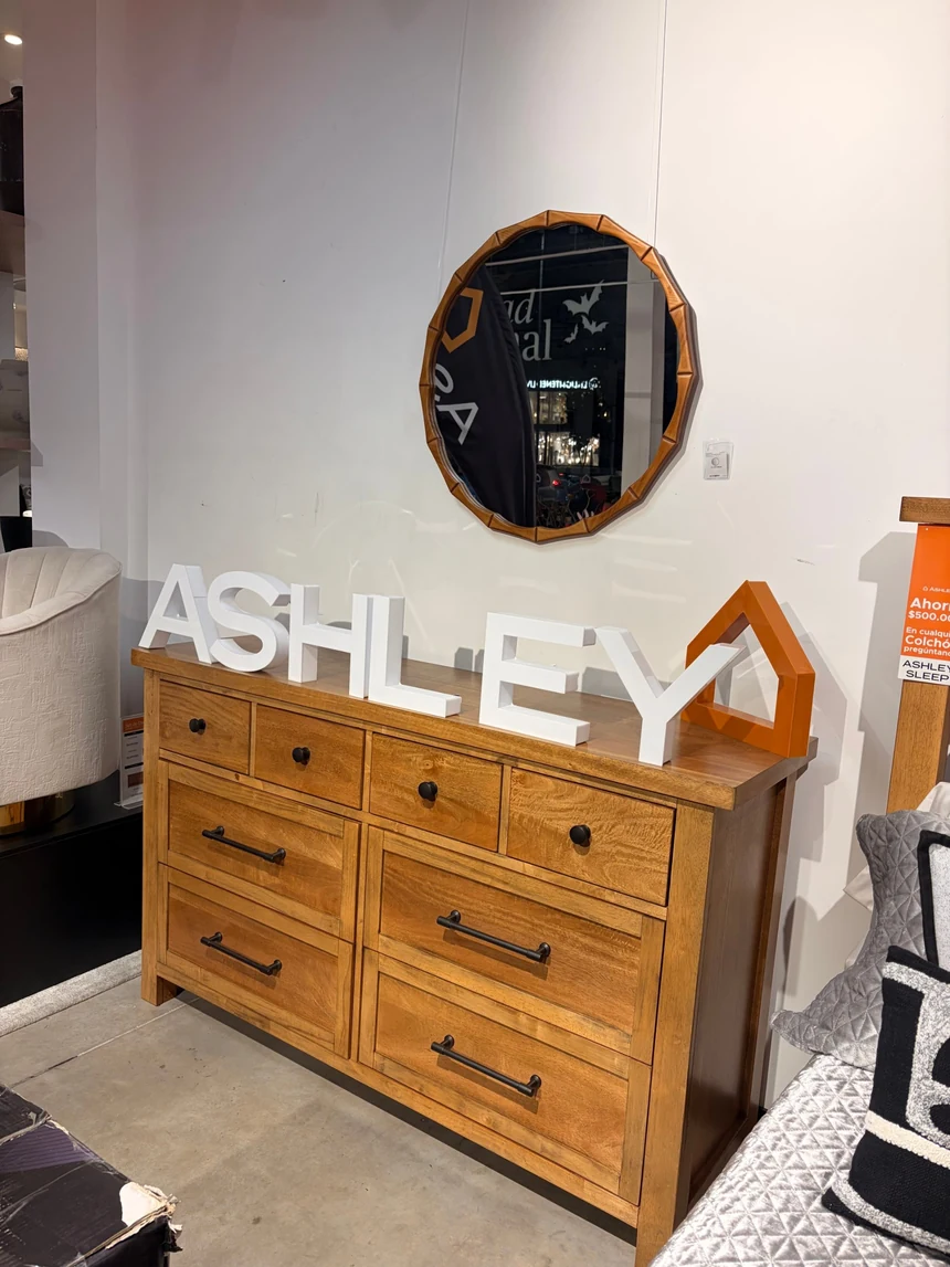Letras de Ashley sobre una cómoda de madera en la tienda.