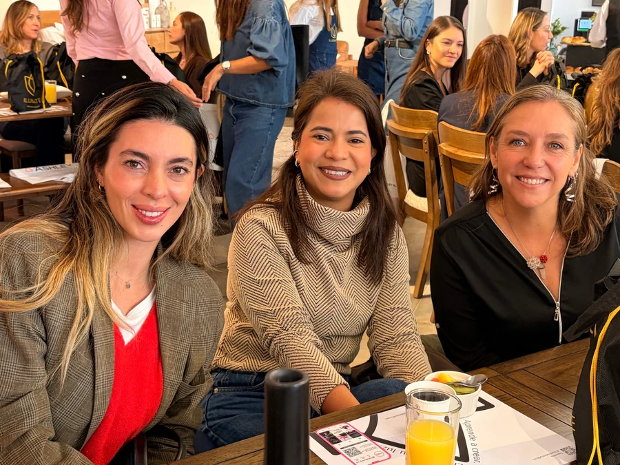 Tres asistentes a The Home Edit en la mesa del desayuno.