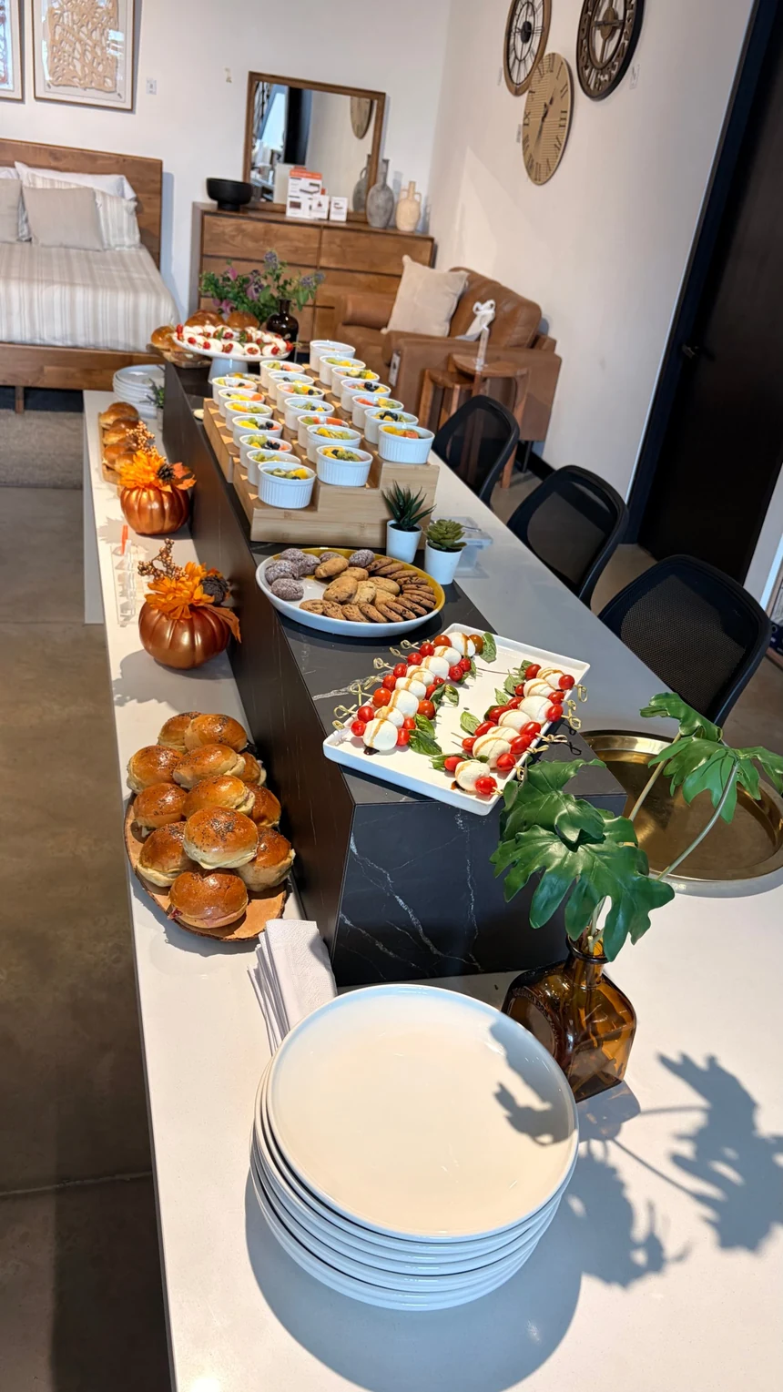 Mesa con el pasabocas y la decoración del evento en la tienda Ashley Muebles.