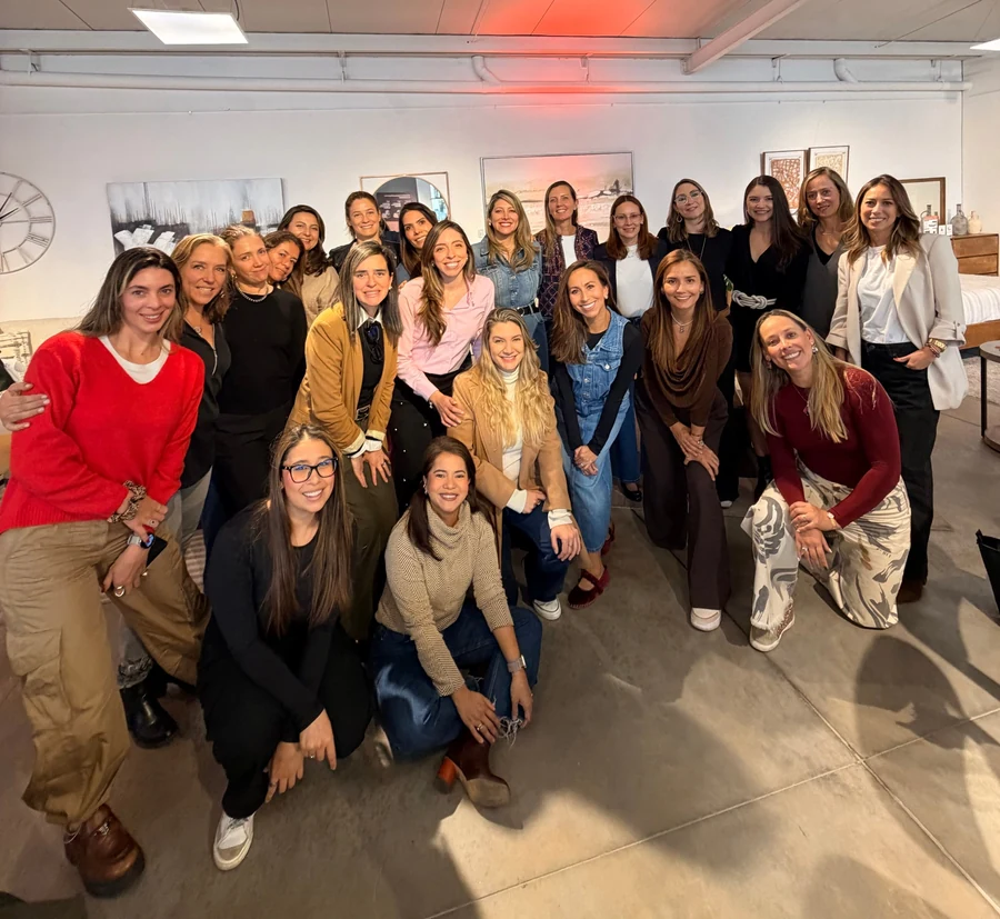 Las asistentes a The Home Edit reunidas para la foto de grupo en la tienda Ashley Muebles.